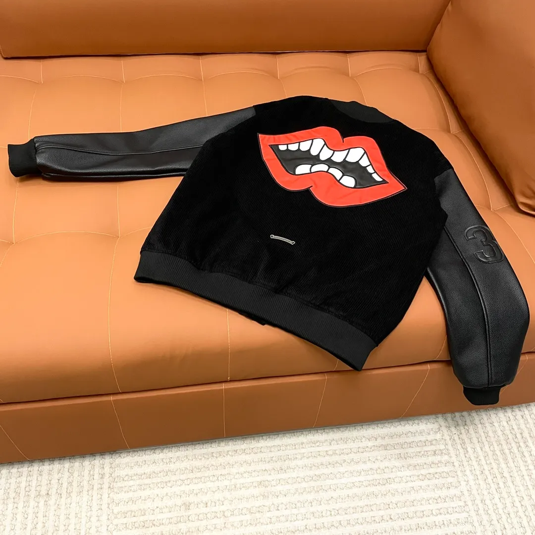 🅿️440 CH➡️Cro Xin runway style baseball jacket. I ordered the original model and took a month to finally ship it. I love it so much. The upper body is really cool. A Douyin blogger said that this year's new jacket will become a future trend. If you look through street photos, you will find that celebrities regard it as a collectible jacket, a must-have item for men and women who want light luxury for commuting. Developing the highest version on the entire network, it took 1 month to customize and the cost was extremely high. The German imported flat-machine made custom-woven wool jacquard threads, using the first layer of imported lambskin. The pleated texture is unparalleled. It is hand-cut and meticulously crafted. The stitching position is very technical. Whether the whole garment is good or not depends on this position. Top-notch workmanship and details can stand the test. A full set of customized accessories, the letters are clear and perfectly restored without any difference. High-end atmosphere and full grade! The entire dress is exclusively customized with heavy craftsmanship. The towel patch embroidery is perfectly combined with craft embroidery and precise stitching! Absolute craftsmanship quality!